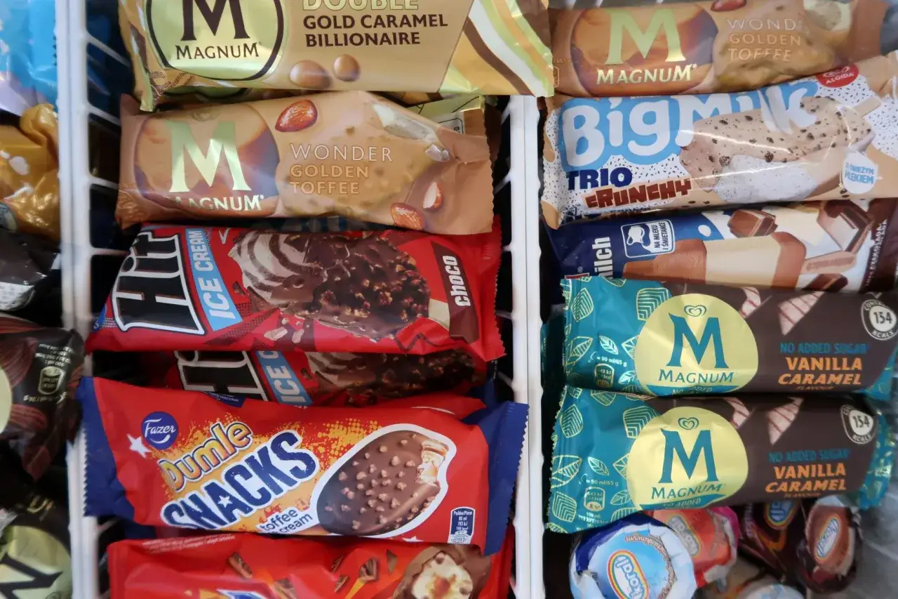 Wybór lodów w żabce: Magnum, Big Milk, Dumle Snacks i inne. Idealne na upalne dni.