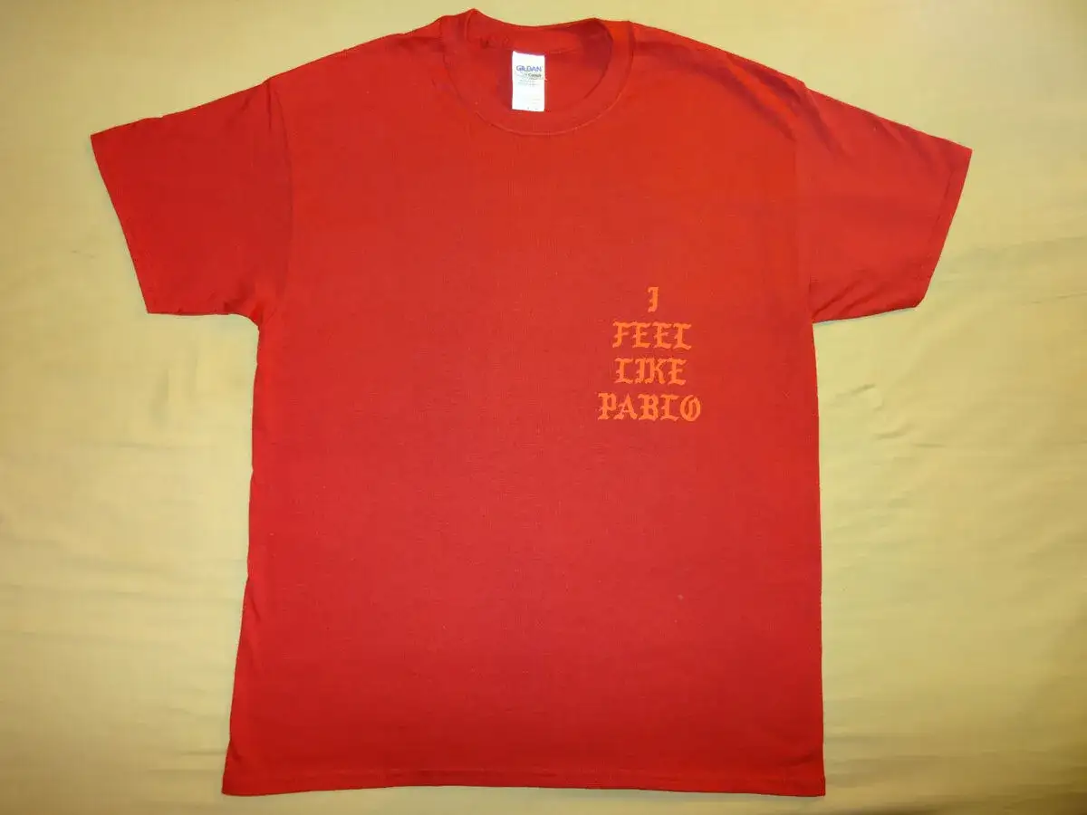 Collage von ikonischen Kanye West T-Shirts wie Yeezus Tour, I Feel Like Pablo und Yeezy Season