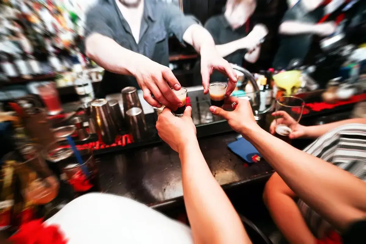 Barman podaje shoty, a pytanie 