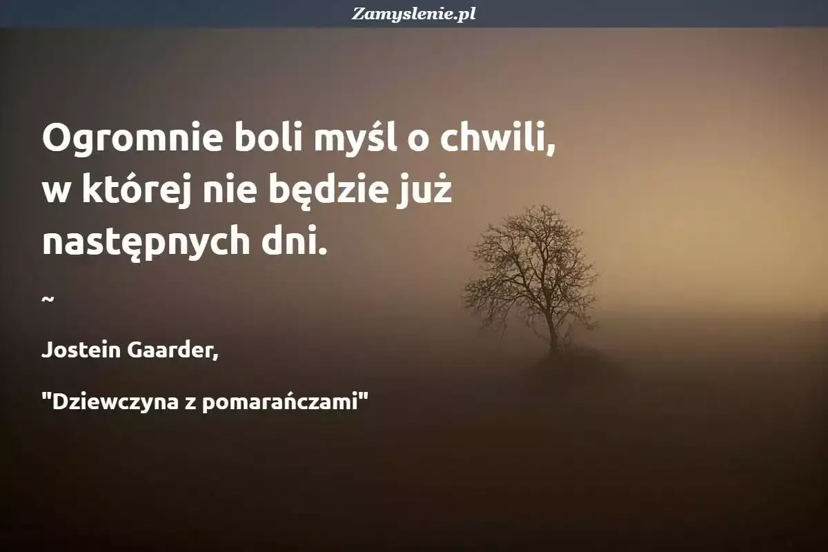 Mglisty krajobraz z samotnym drzewem i cytatem o śmierci: