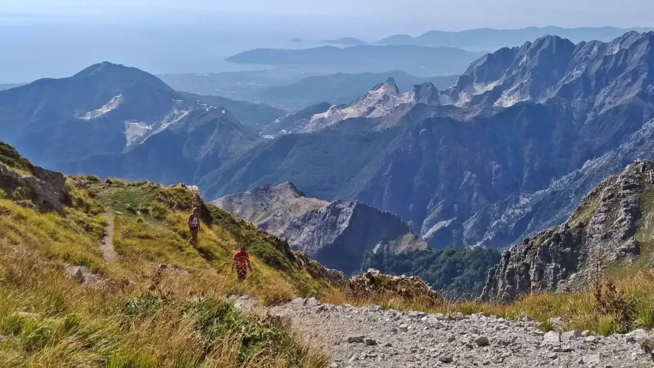 Escursionisti affrontano la via Vandelli, un sentiero di montagna con panorami mozzafiato e una certa difficoltà.