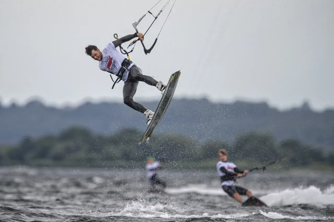 Zdjęcie Ile kosztuje kitesurfing? Sprawdź ceny lekcji i wynajmu sprzętu