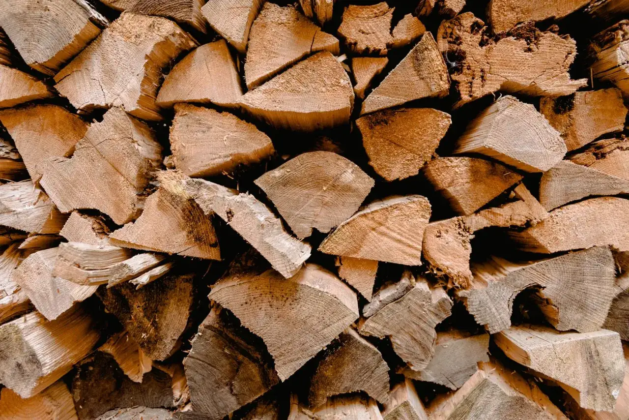 Stos drewna opałowego, idealny do ogrzania domu 150m2.