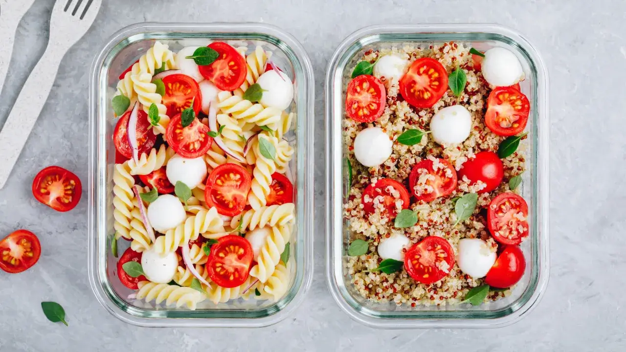 Zwei Beh&auml;lter f&uuml;r meal prep vegetarisch: Nudelsalat mit Tomaten und Mozzarella und Quinoasalat mit Tomaten und Mozzarella.
