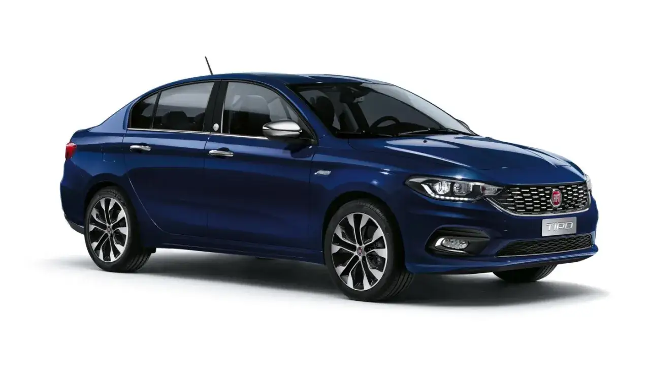 Granatowy Fiat Tipo Sedan. Sprawdź jego wymiary i przekonaj się, jak przestronne jest wnętrze tego stylowego auta.
