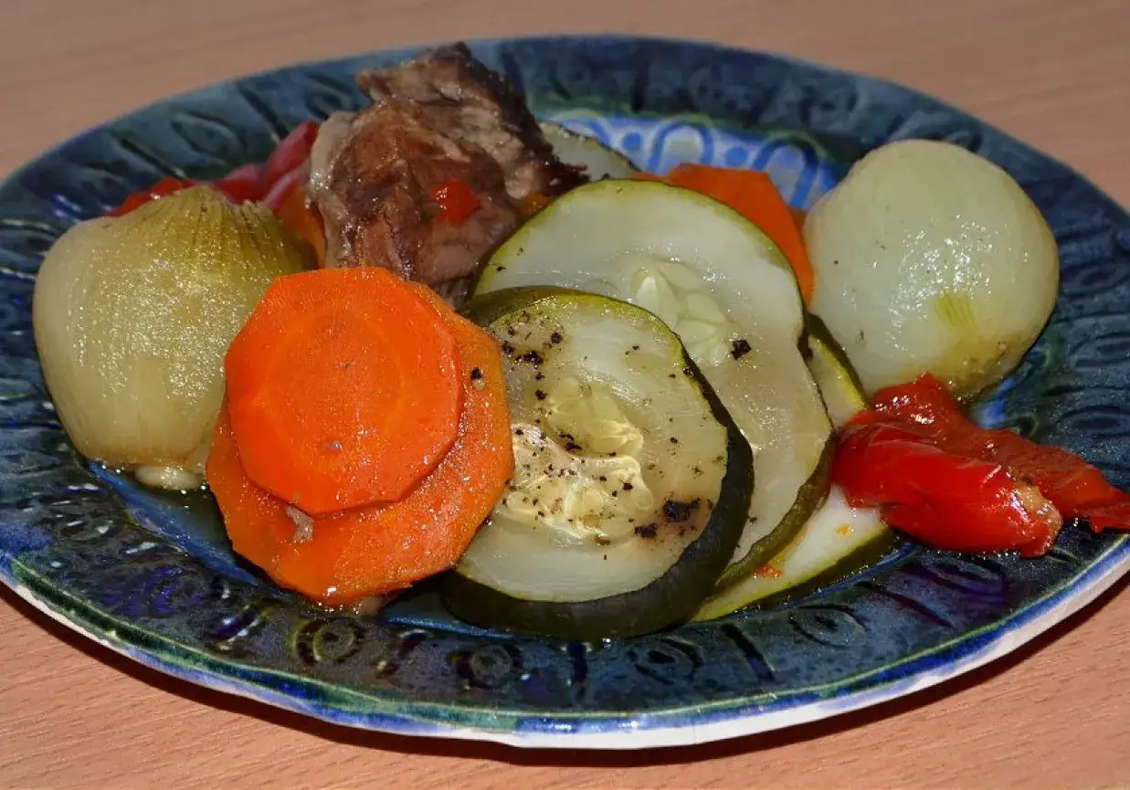 Aromatyczna cielęcina duszona w sosie własnym z warzywami: marchewką, cukinią, cebulą i papryką.