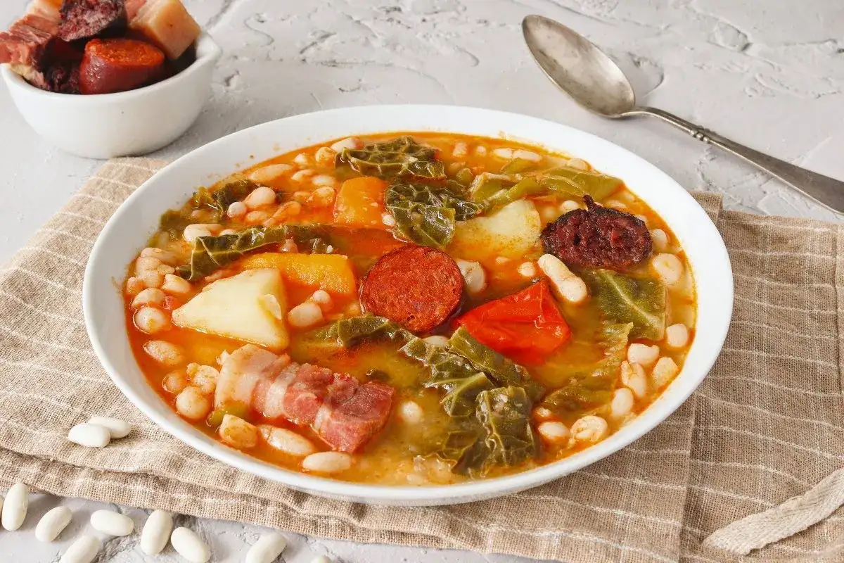 Un reconfortante cocido montañés con alubias blancas, patatas, berza, chorizo y tocino.
