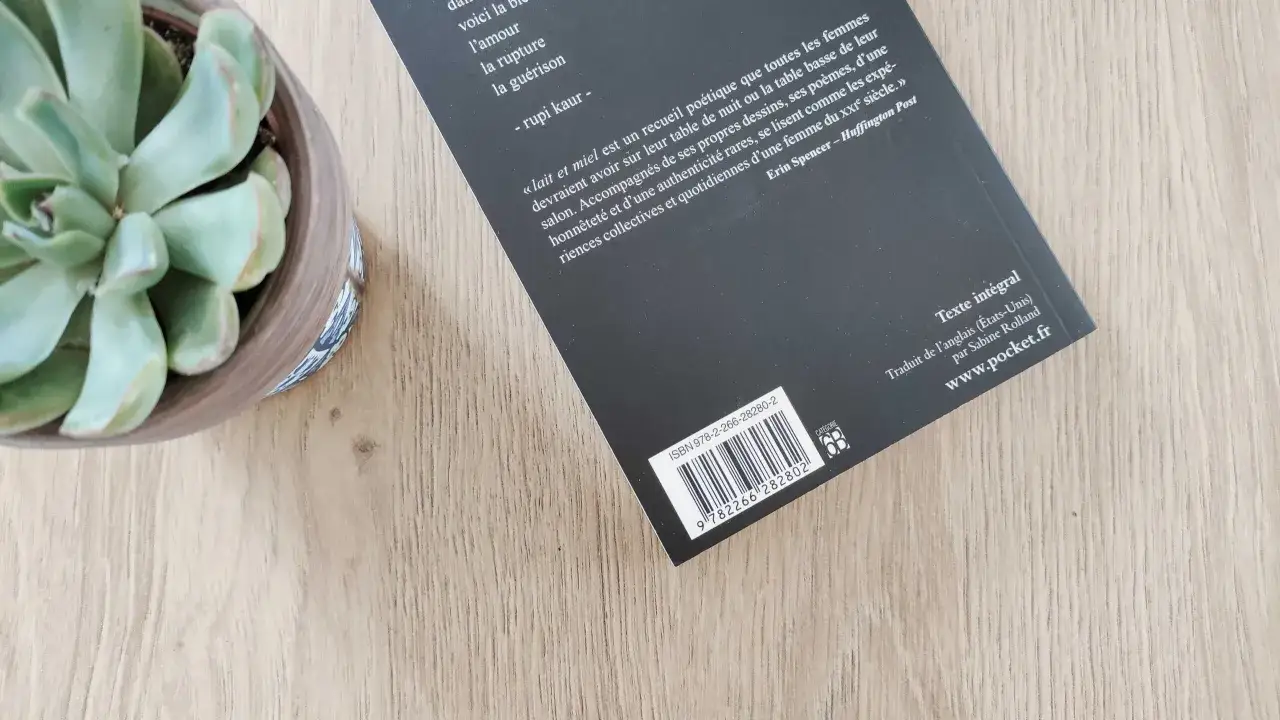 Un livre de po&eacute;sie avec un code ISBN et EAN visible, &agrave; c&ocirc;t&eacute; d'une plante succulente.