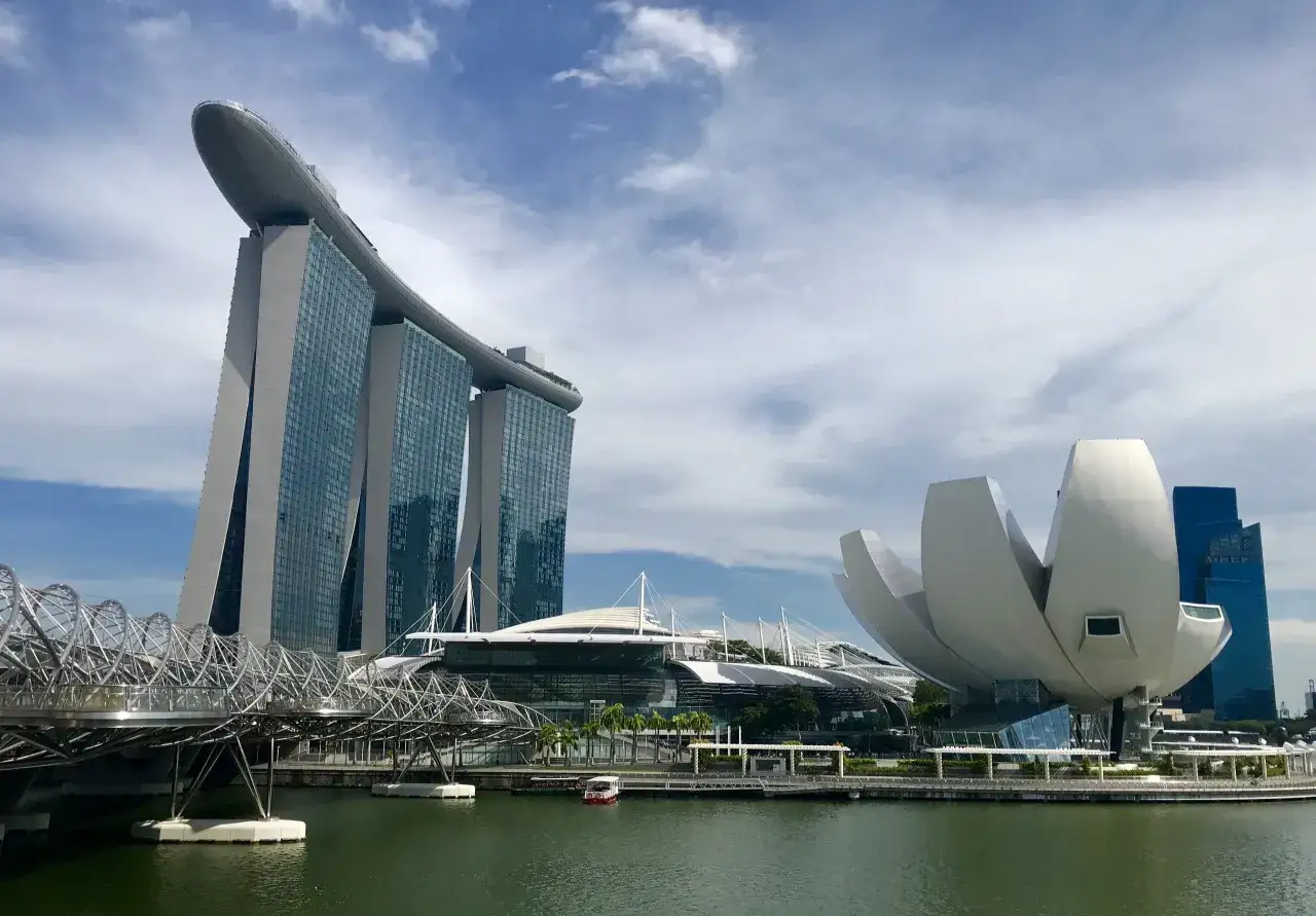 Marina Bay Sands och ArtScience Museum i Singapore. Här finns fakta om Singapore.