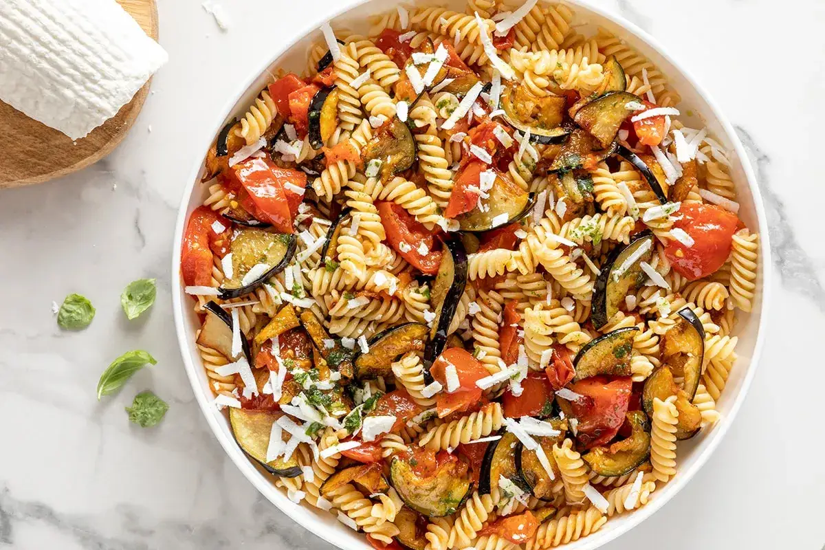 Fusilli con melanzane e pomodorini, un piatto perfetto per le ricette estive.