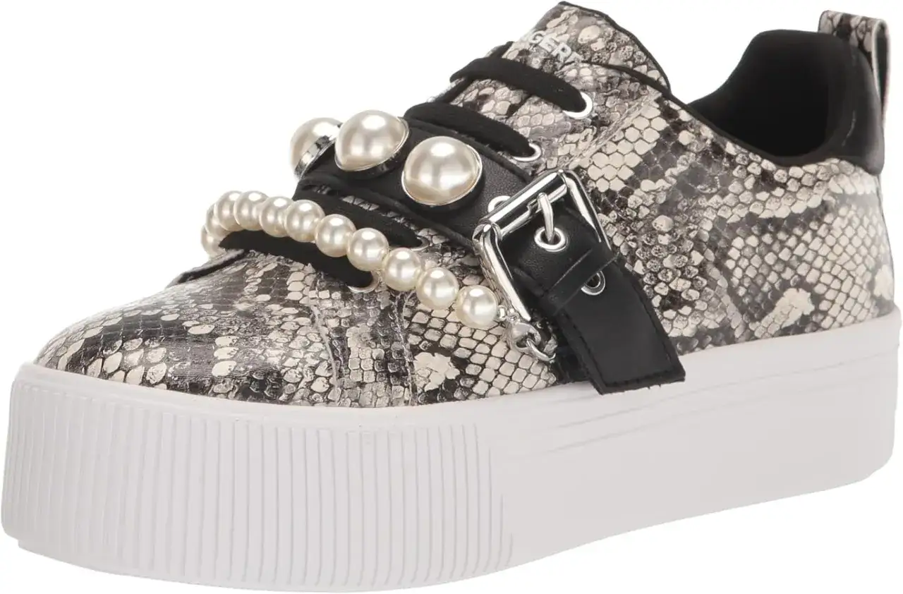Sneakers w wężowy wzór z perłami i klamrą. Karl Lagerfeld kto to? Ikona stylu, która inspirowała takie projekty.