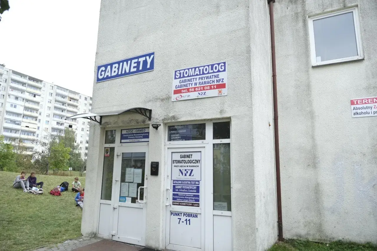 Gabinet stomatologiczny przyjmie z bólem zęba. Na budynku widnieją napisy 
