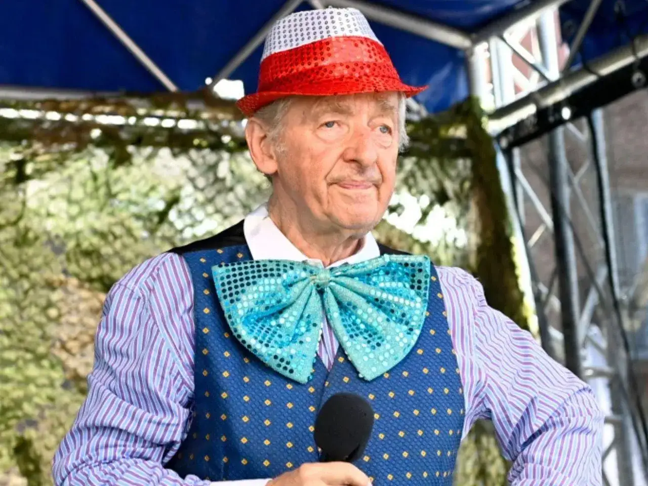 Uśmiechnięty Andrzej Rosiewicz w cekinowej muszce i kapeluszu. Wciąż pełen energii, mimo że ile lat ma Andrzej Rosiewicz, widać, że scena to jego żywioł.