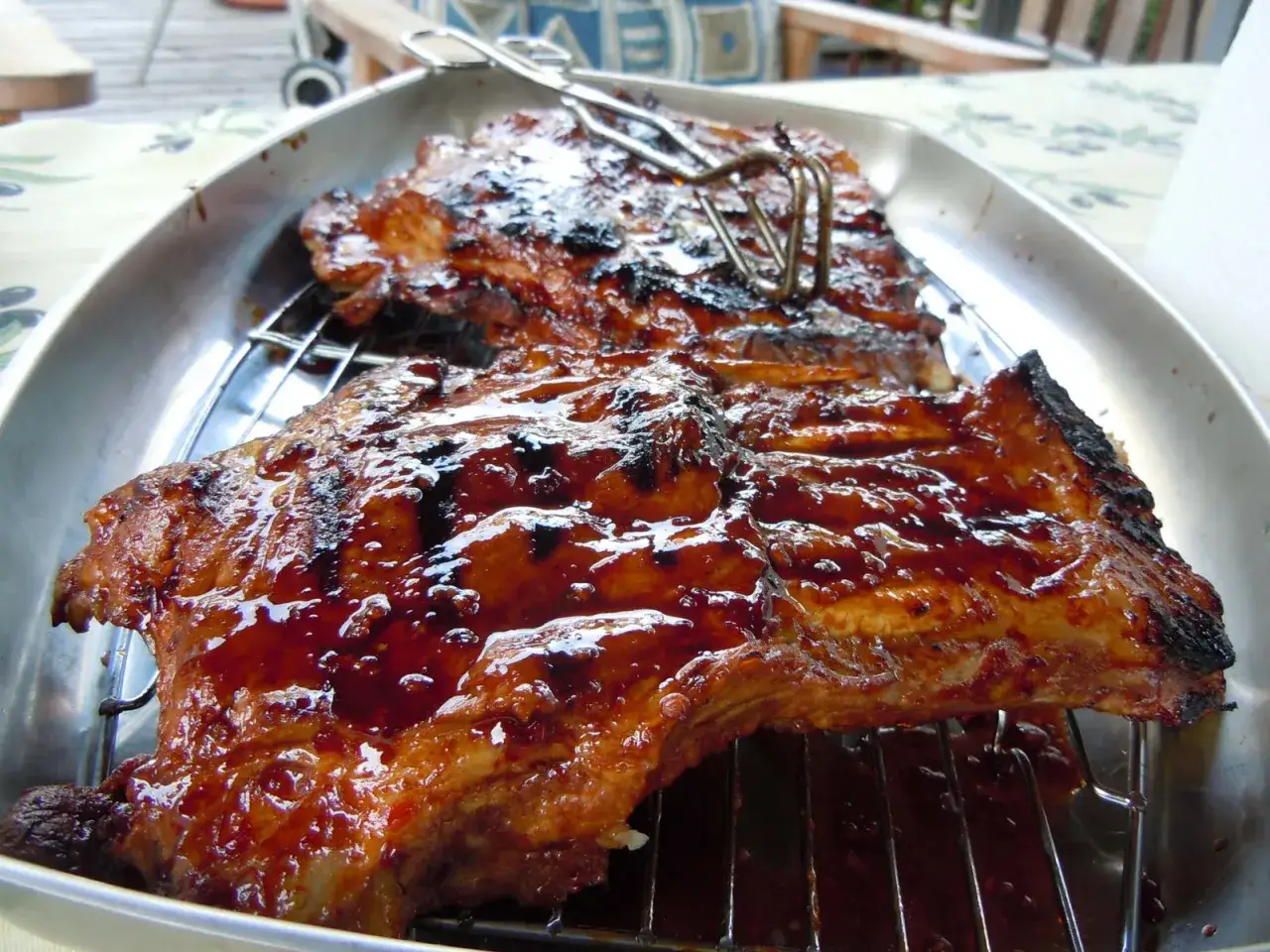 Grillade revbensspj&auml;ll med en glansig glaze. Perfekt f&ouml;r sommarens grillkv&auml;llar, detta glaze recept ger en h&auml;rlig smak.