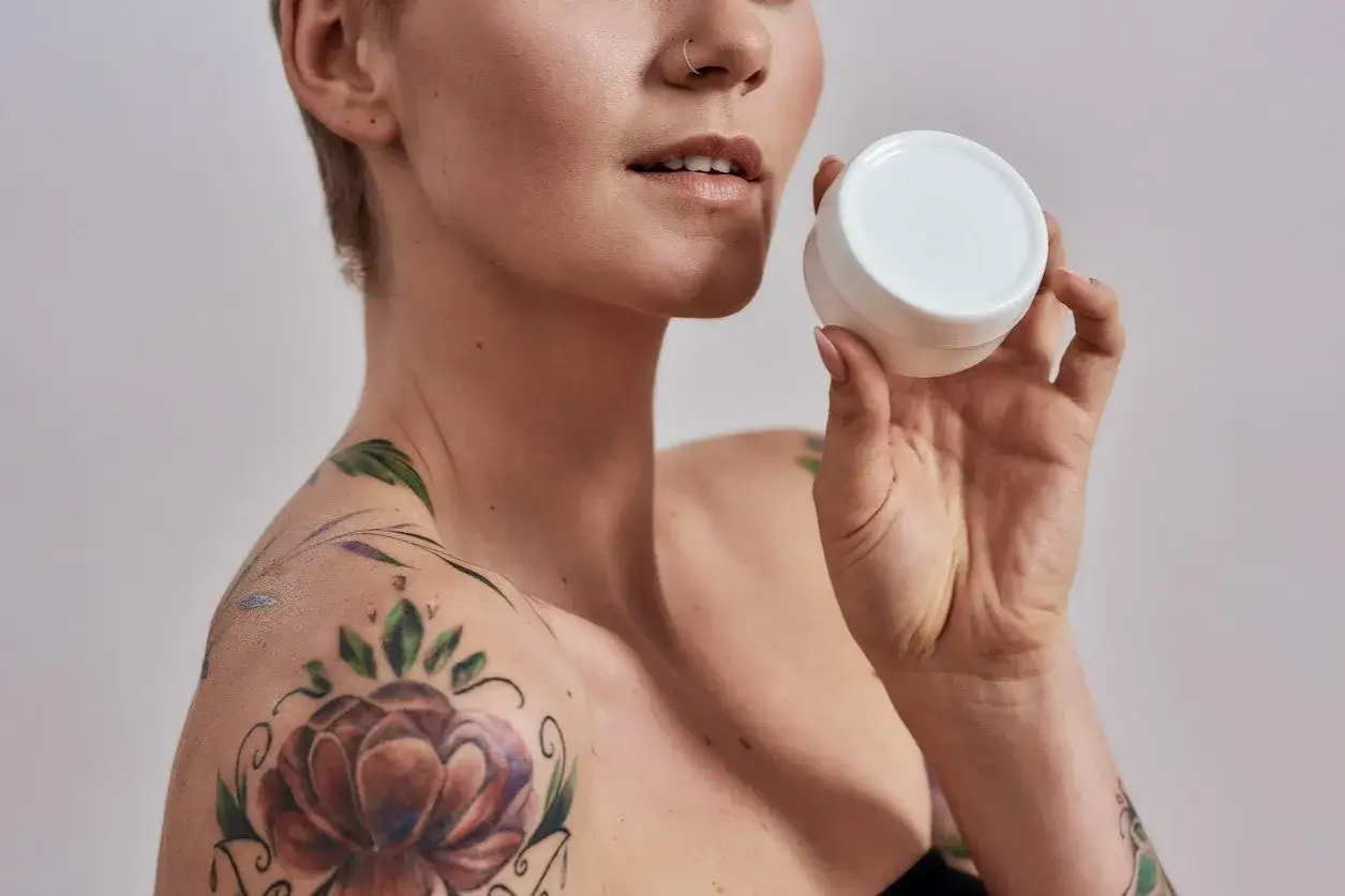 Zestaw polecanych krem&oacute;w do tatuażu: Bepanthen, Alantan, EasyTattoo