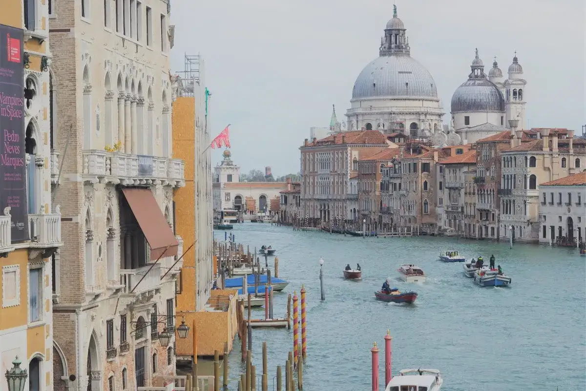 Un week end a Venezia, tra palazzi storici e il Canal Grande animato da vaporetti e gondole.