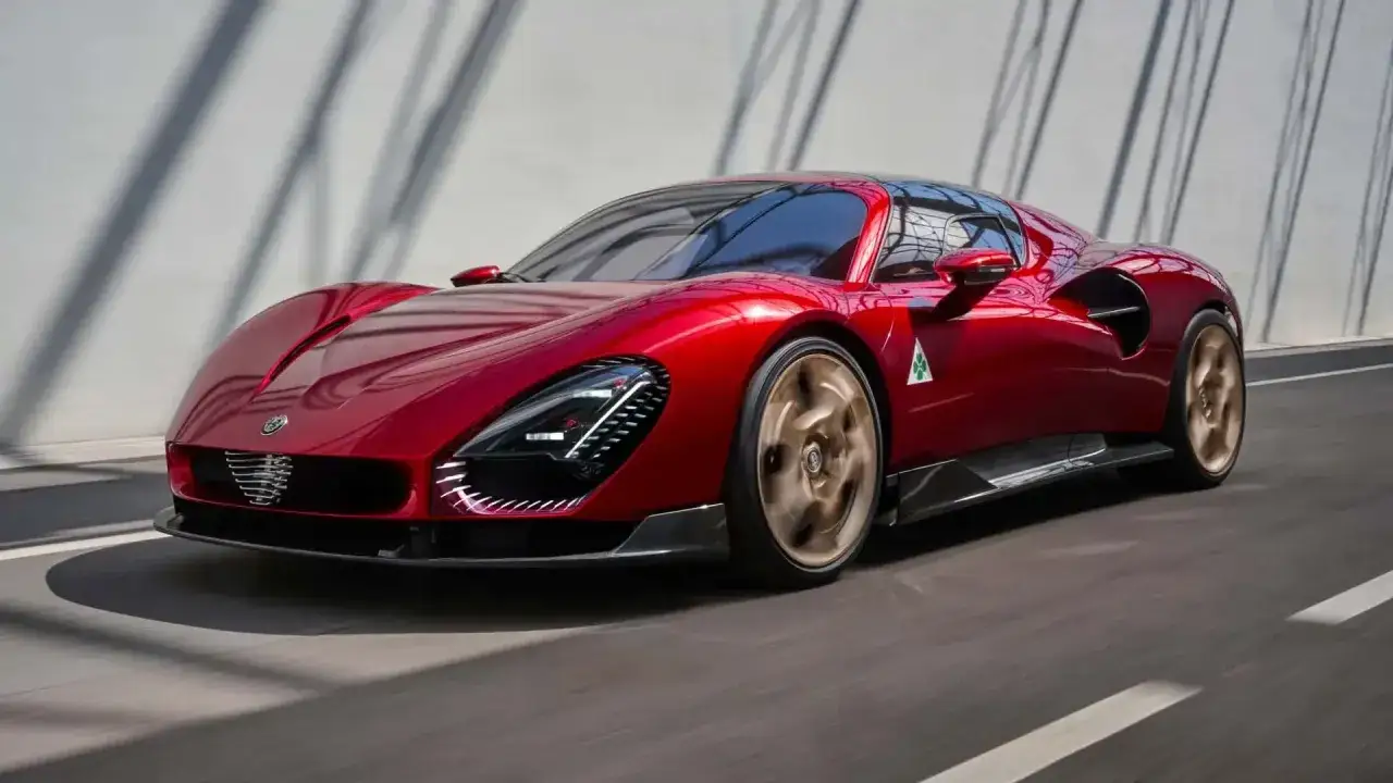 Roter Alfa Romeo 33 Stradale rast auf der Stra&szlig;e. Der Alfa Romeo 33 Stradale Preis ist hoch, aber die Leistung ist unschlagbar.