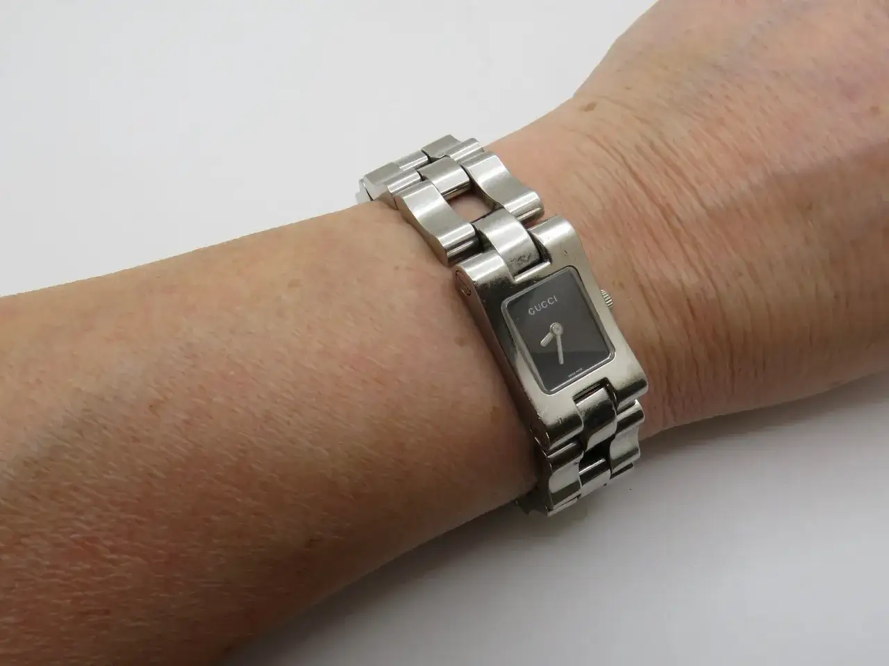 Reloj Gucci mujer antiguo, con esfera negra y pulsera de acero inoxidable. Un clásico que nunca pasa de moda.