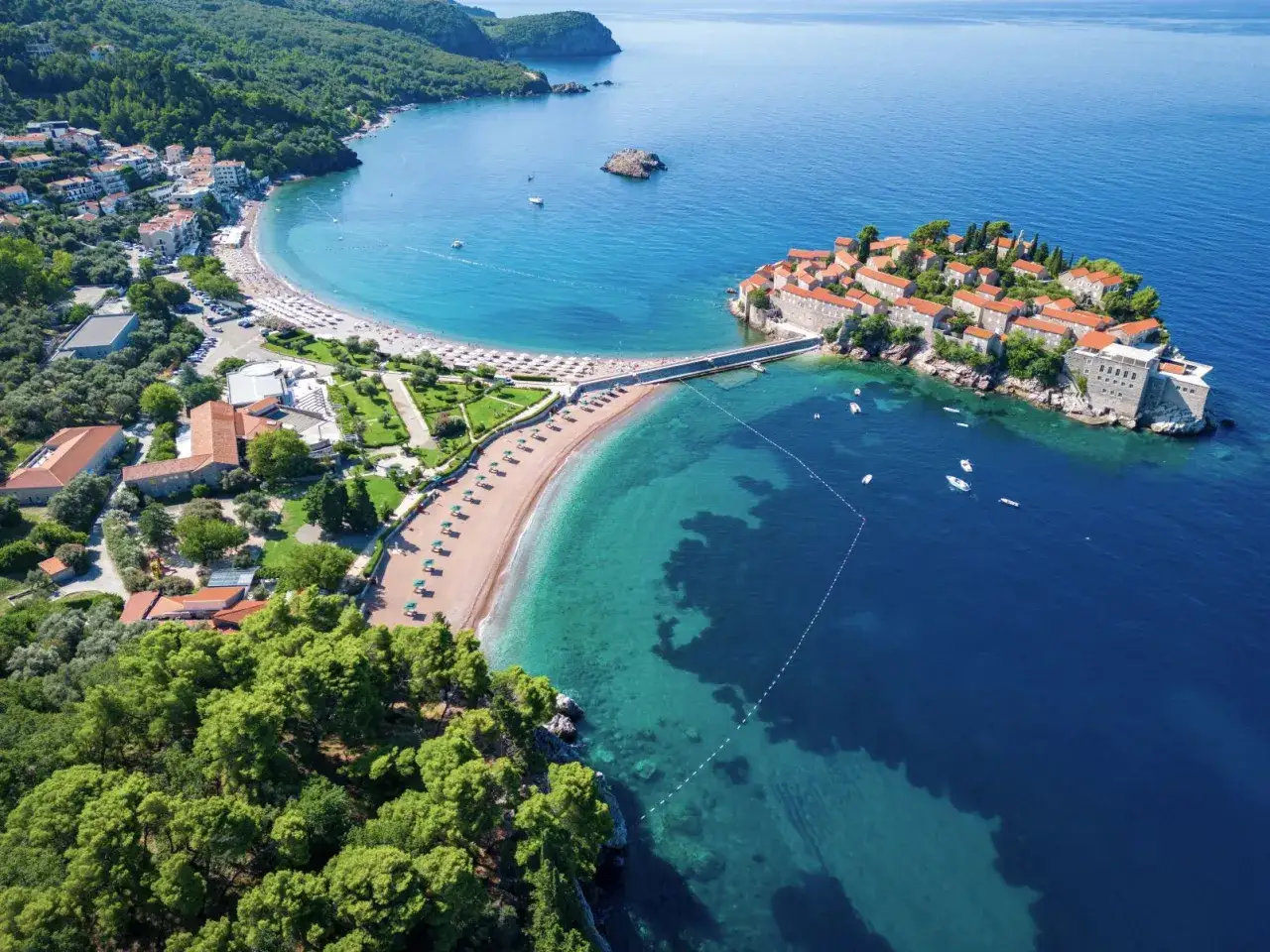 Malownicza wyspa połączona mostem z lądem, otoczona turkusowym morzem i piaszczystymi plażami. Czarnog&oacute;ra zachwyca!