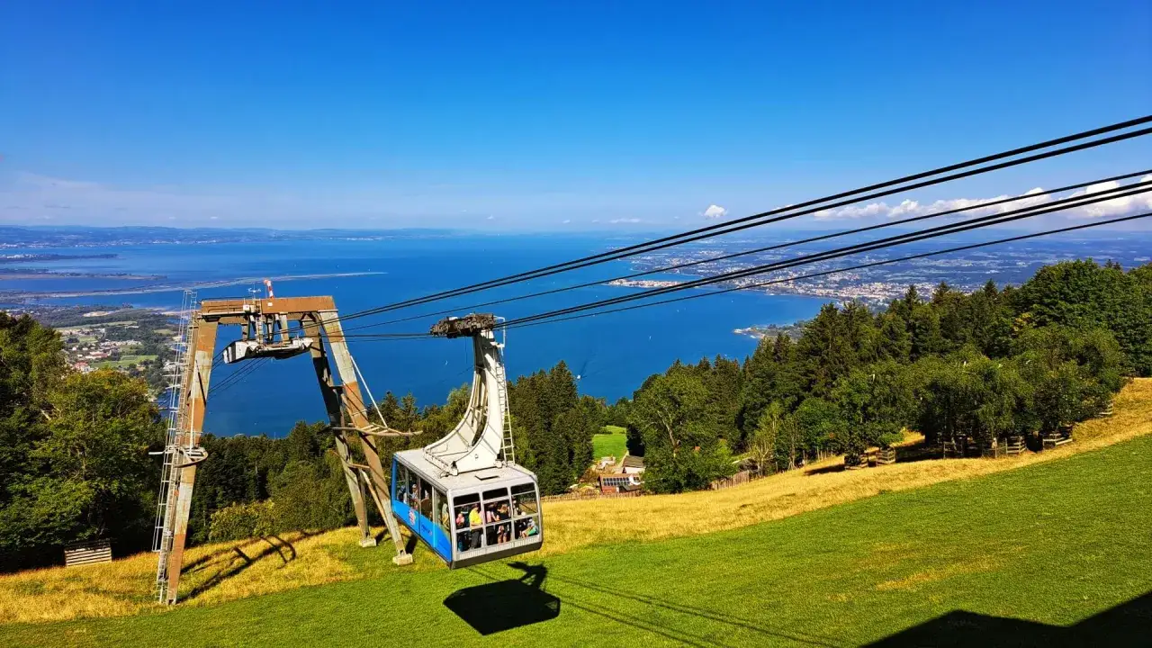 Seilbahnfahrt mit Oma &uuml;ber den See. Herrlicher Ausblick auf das blaue Wasser und die Stadt. Ein perfekter Tagesausflug.