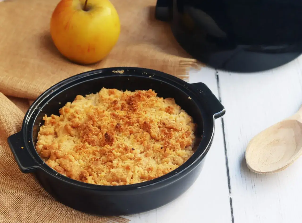 Un délicieux crumble pomme poire tout juste sorti du four, prêt à être dégusté.