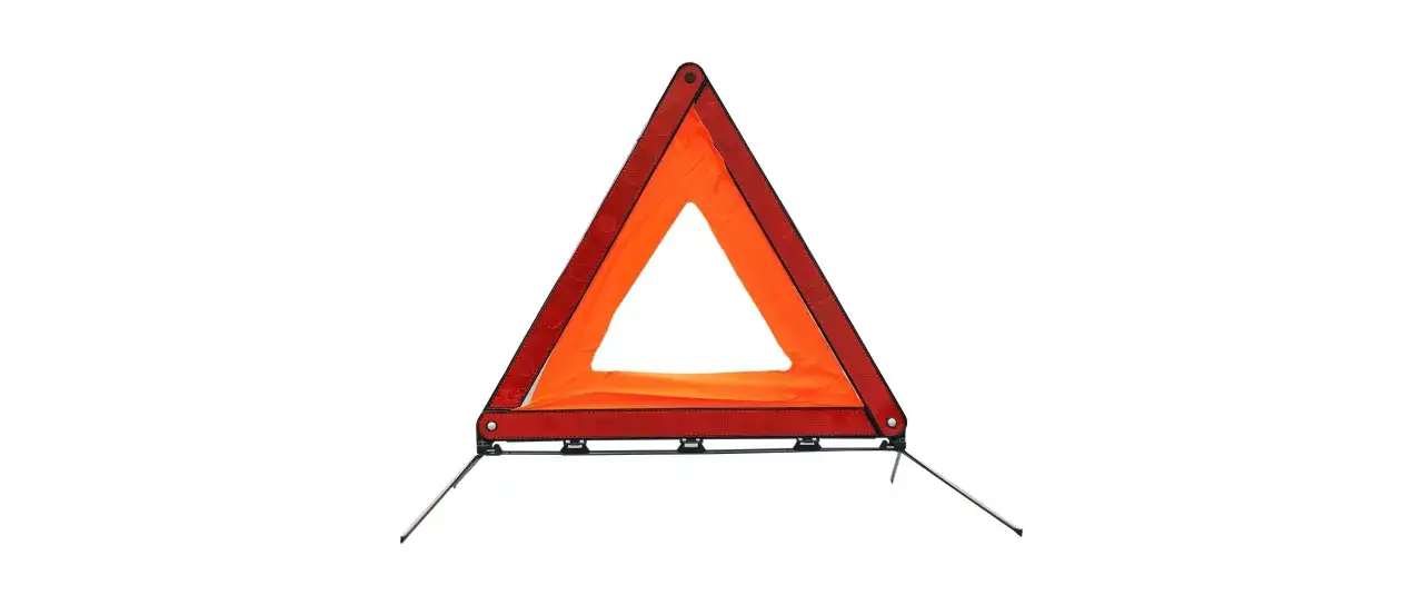 Un triangle de signalisation orange vif, essentiel pour la sécurité sur la route, prêt à être déployé sur une voiture en cas d'urgence.