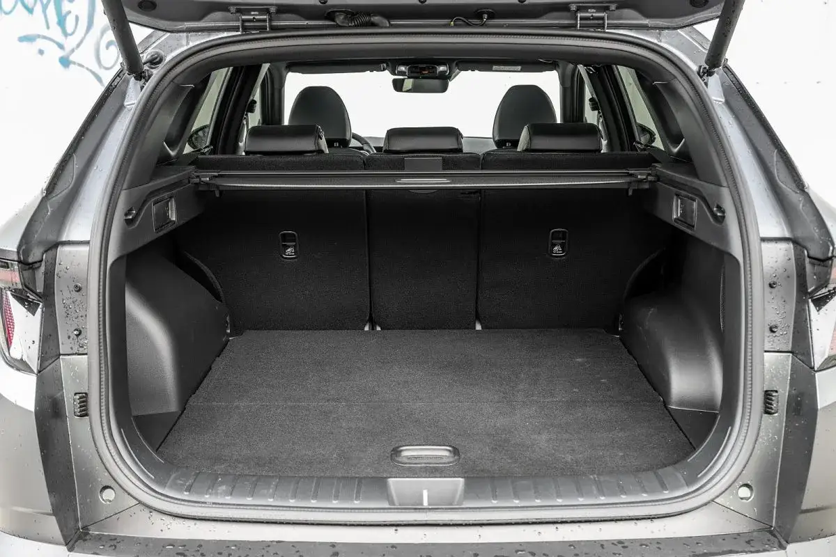 Pusta przestrzeń bagażowa hyundai tucson hybrid, gotowa na podróż.