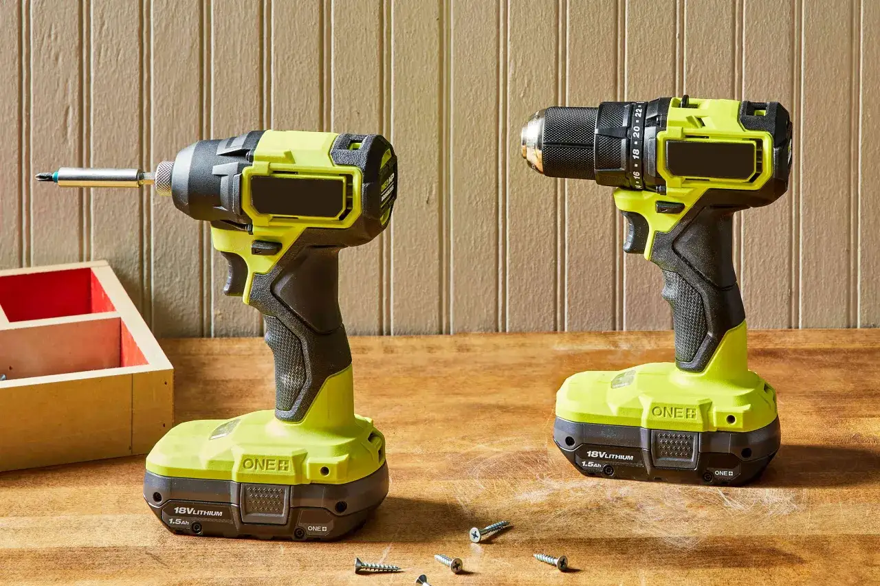 Två Ryobi-verktyg: en borrhammare och en slagborr, redo för projekt.
