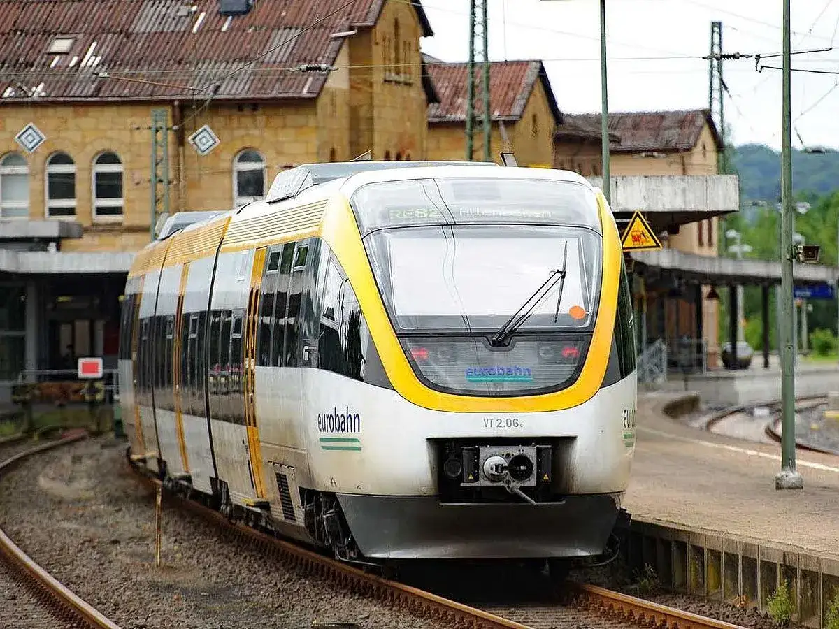 Ein Eurobahn-Zug mit gelben Akzenten steht am Bahnsteig. Der Lokf&uuml;hrer zeigt hier seinen **bombardier talent** f&uuml;r p&uuml;nktliche Abfahrten.