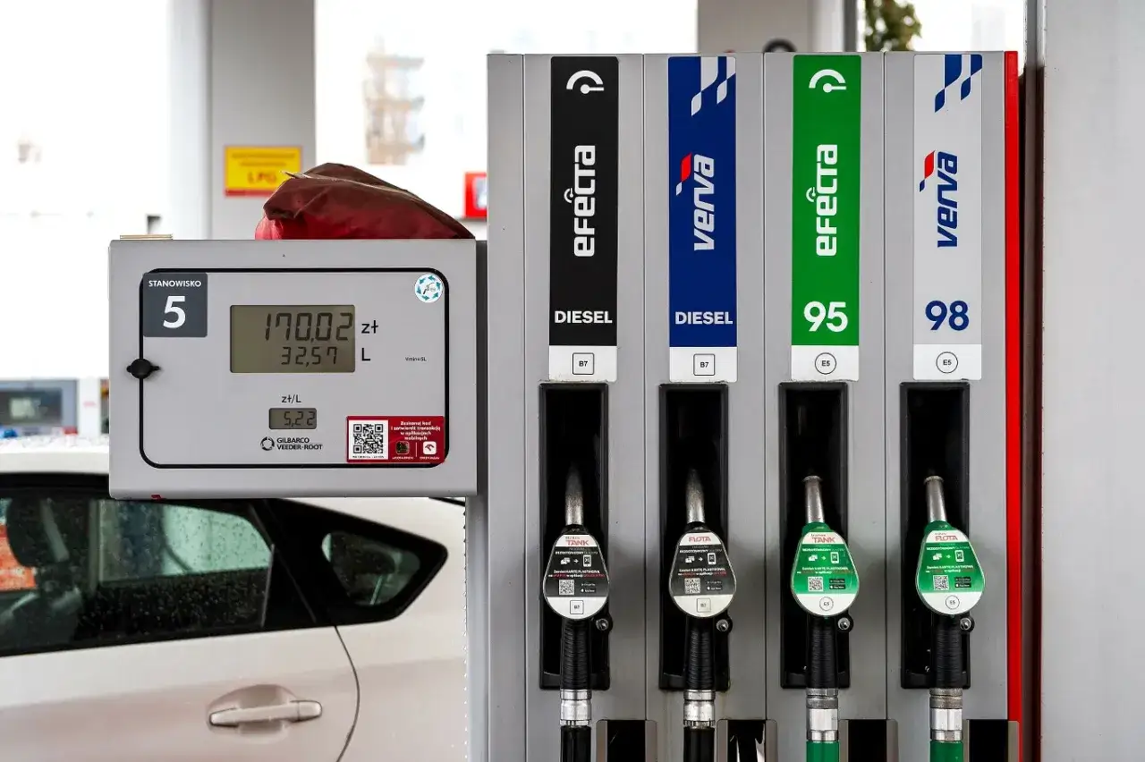 Dystrybutory paliwa: Diesel, Efecta 95, Verva 98. Stacja paliw z widocznym panelem z ceną i ilością zatankowanego paliwa.