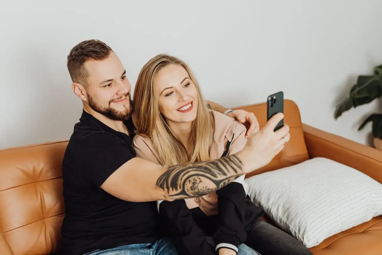Para robi selfie na kanapie. Czy to wyjaśnia, dlaczego popularna para usunęła wspólne zdjęcia z mediów społecznościowych?