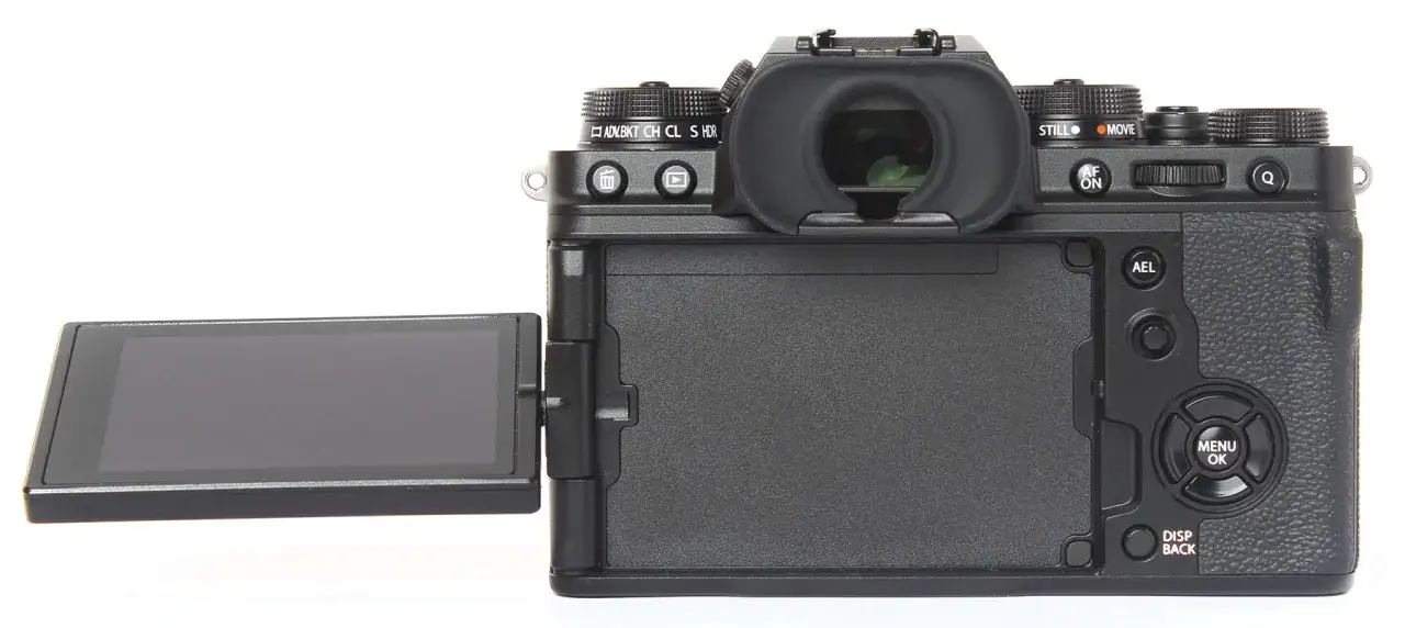 Tył aparatu Fujifilm X-T4 z uchylnym ekranem i przyciskami sterującymi.