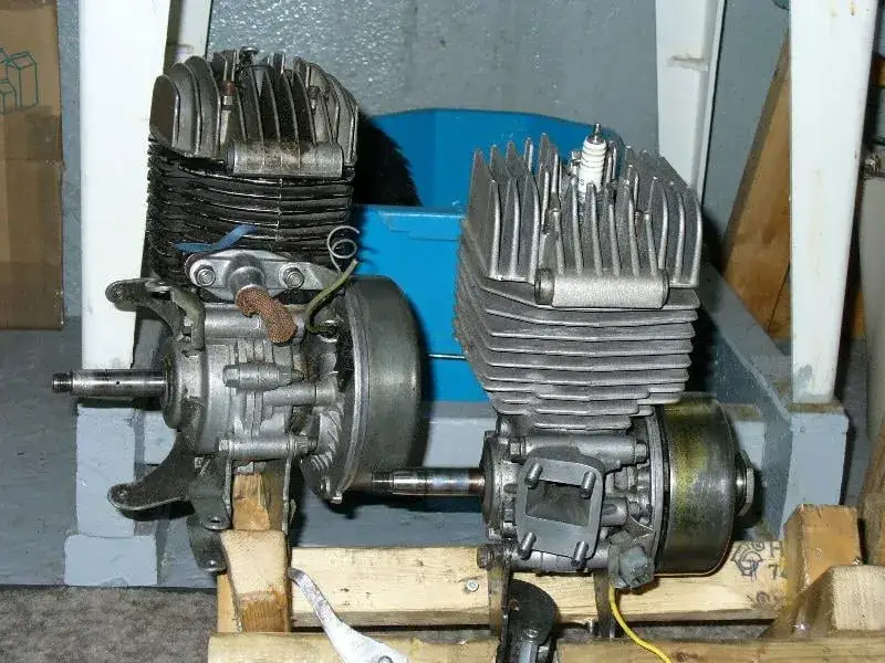 moteur Motob&eacute;cane AV7 et AV10 c&ocirc;te &agrave; c&ocirc;te