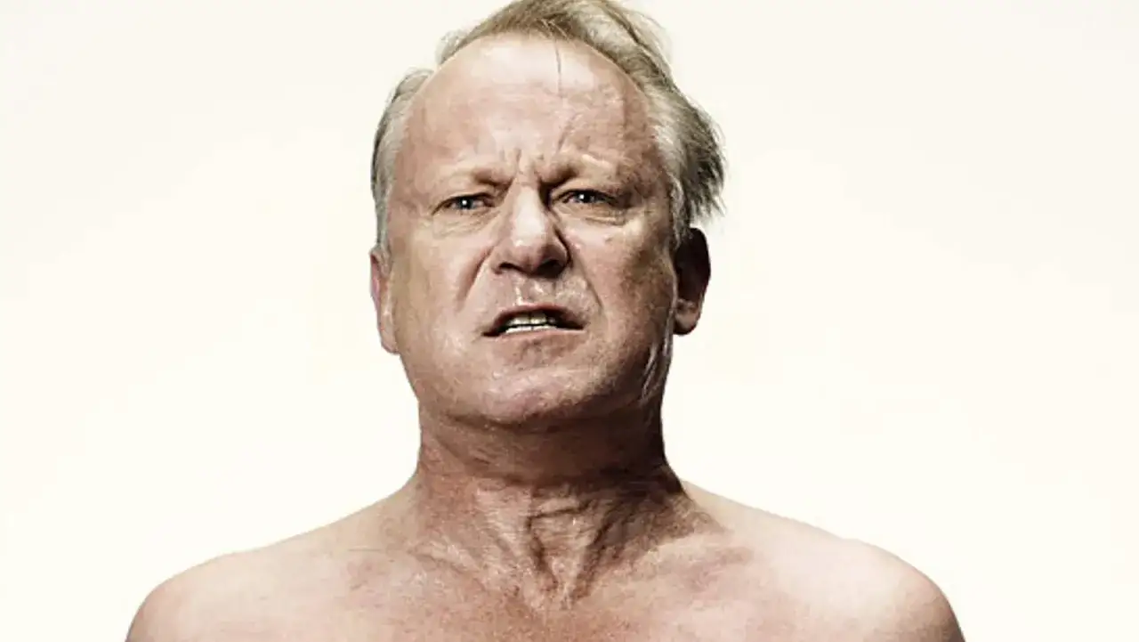 En närbild på Stellan Skarsgård med en bekymrad min. Han är känd för sina roller i många filmer.