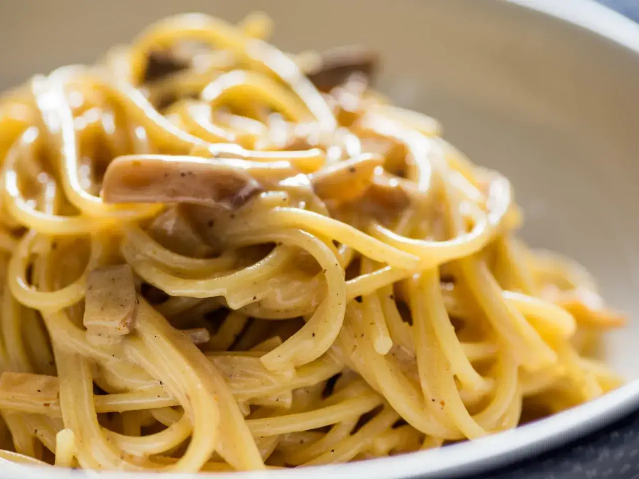 Cremige Spaghetti Carbonara vegan mit Pilzen und schwarzem Pfeffer, ein Genuss für alle Sinne.