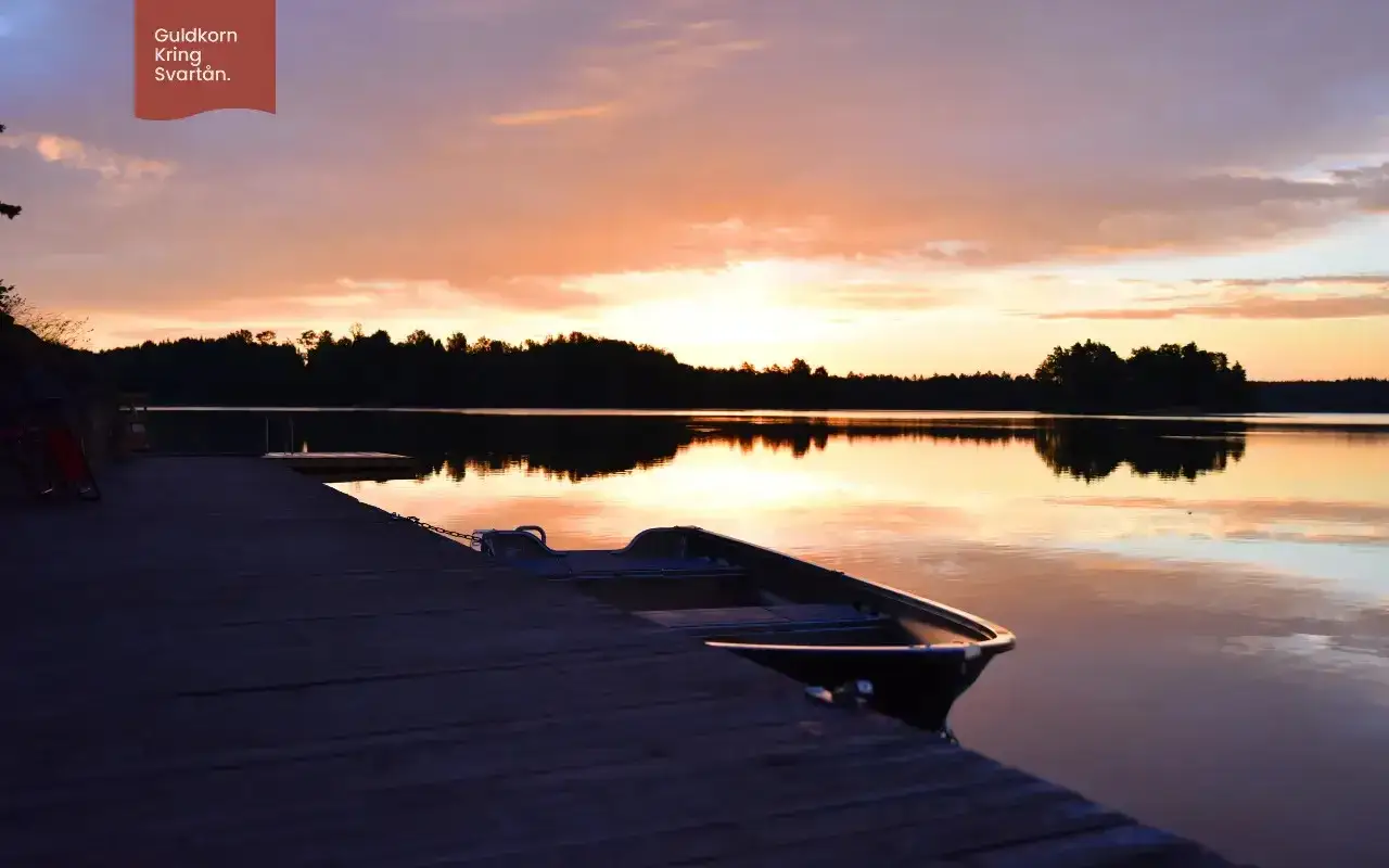 En båt ligger vid en brygga i Småland vid solnedgången. Guldkorn i Småland.
