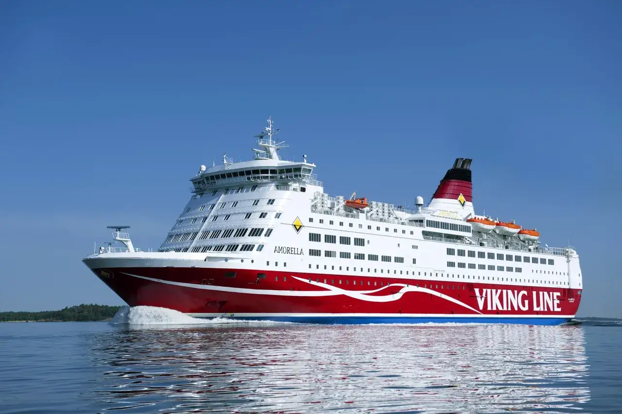 Prom Amorella Viking Line płynie po wodzie, gotowy do rejsu z Gdańska do Helsinek.