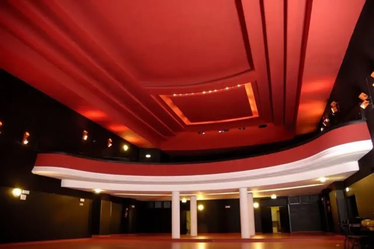 Teatr Palladium: widok na widownię i scenę z czerwonym sufitem. Plan widowni w teatrze.