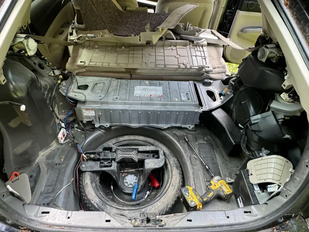 W bagażniku Toyoty Prius znajduje się duży, metalowy pakiet akumulator&oacute;w hybrydowych.