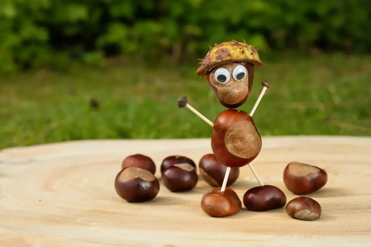Ein lustiger Kerl aus Kastanien mit Knopfaugen und einer Kappe aus einer Kastanienschale. Ein tolles Beispiel für Kastanien basteln!