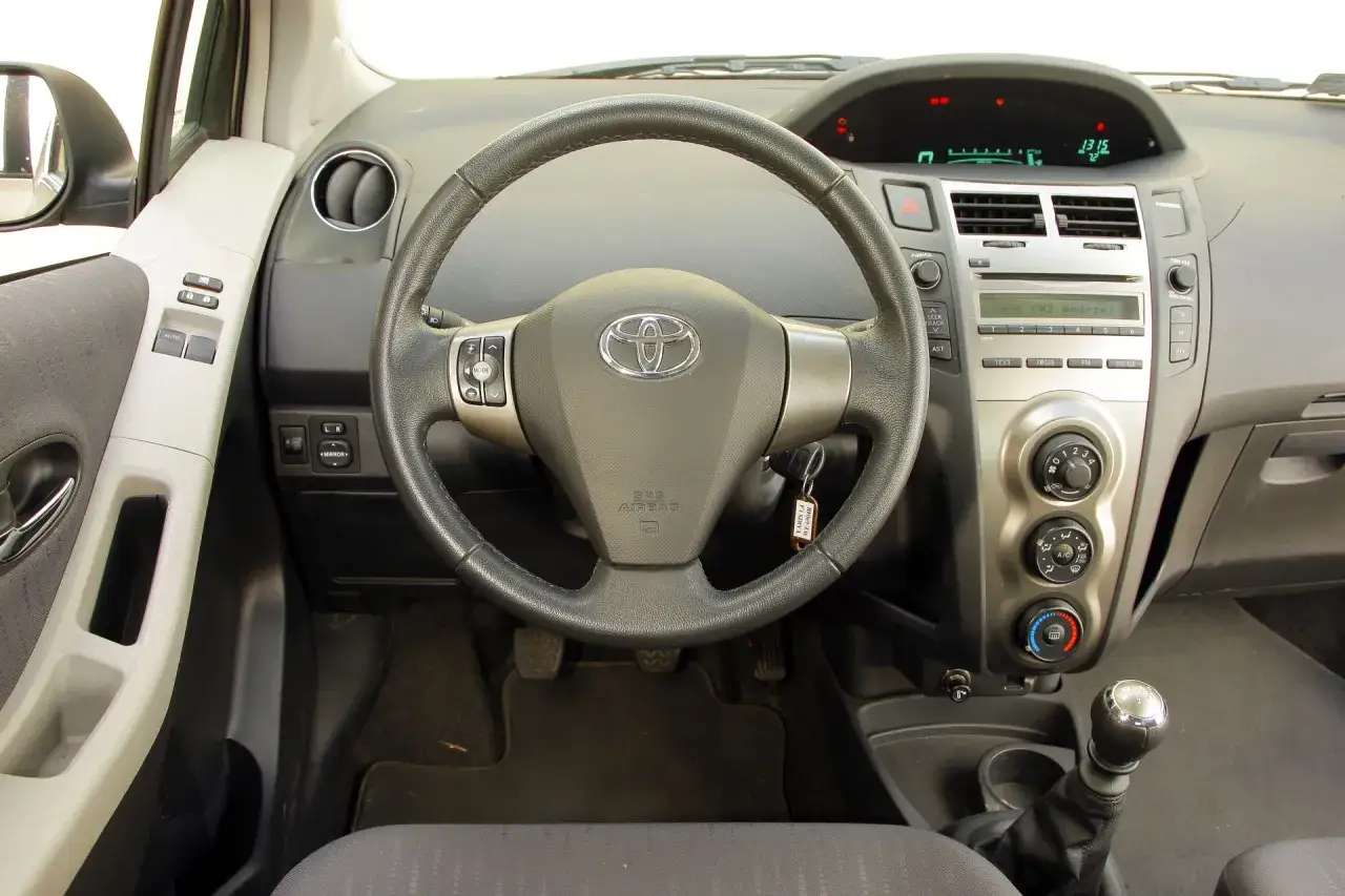 Toyota Yaris II wnętrze