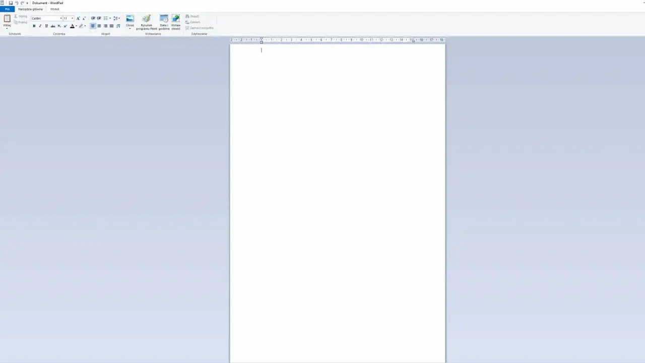 Pusty dokument w programie WordPad, gotowy do pisania. Kursor miga na białej stronie.