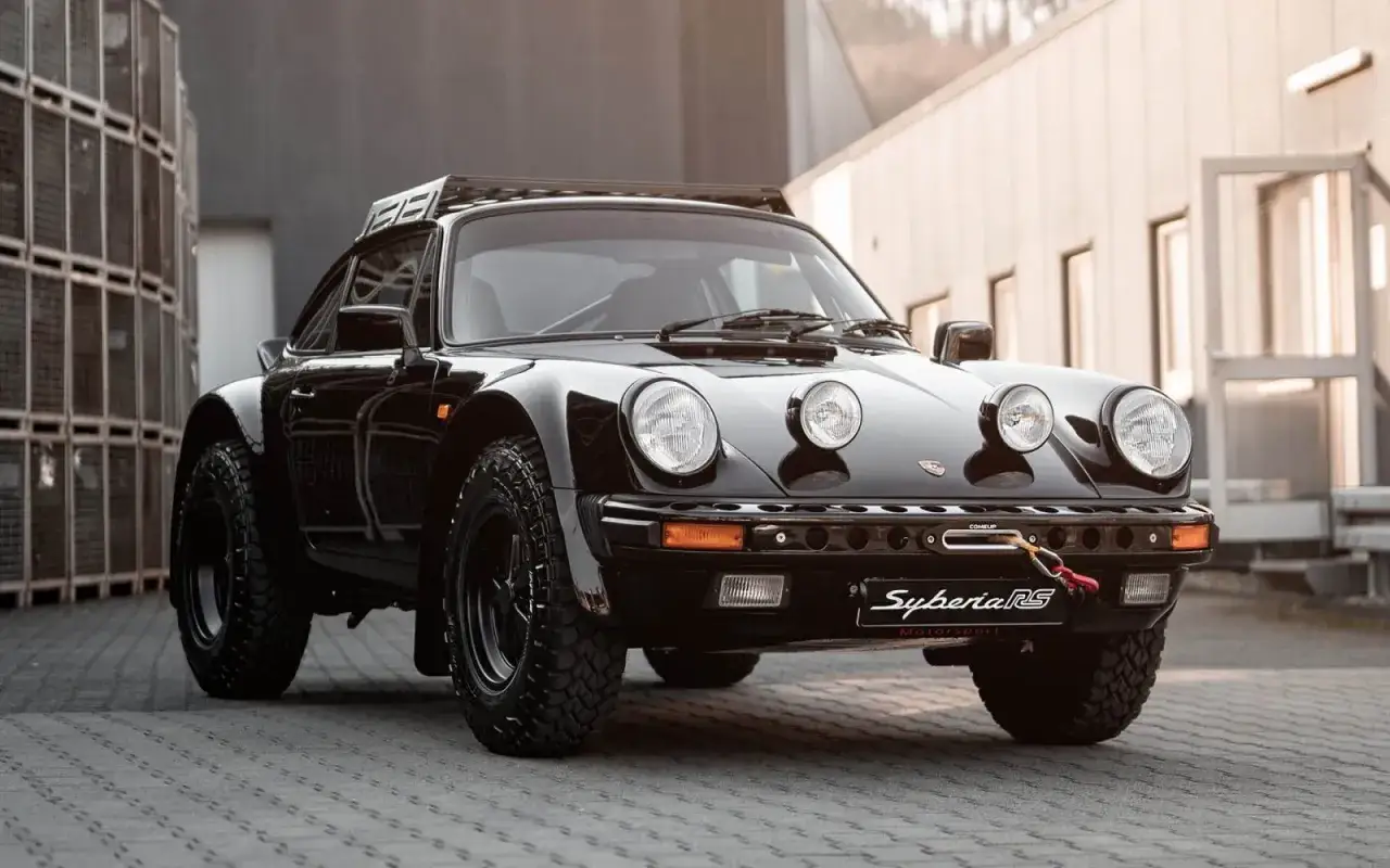 Schwarzer Gemballa Marsien mit Dachgep&auml;cktr&auml;ger und Offroad-Reifen, bereit f&uuml;r jedes Abenteuer.