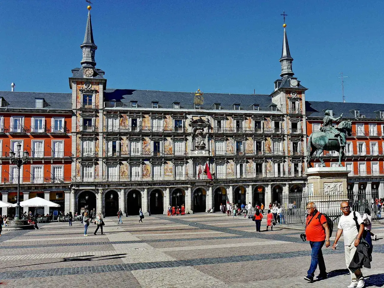 Plaza Mayor in Spanien, Madrid, mit Reiterstatue und Menschen, die den Platz &uuml;berqueren.