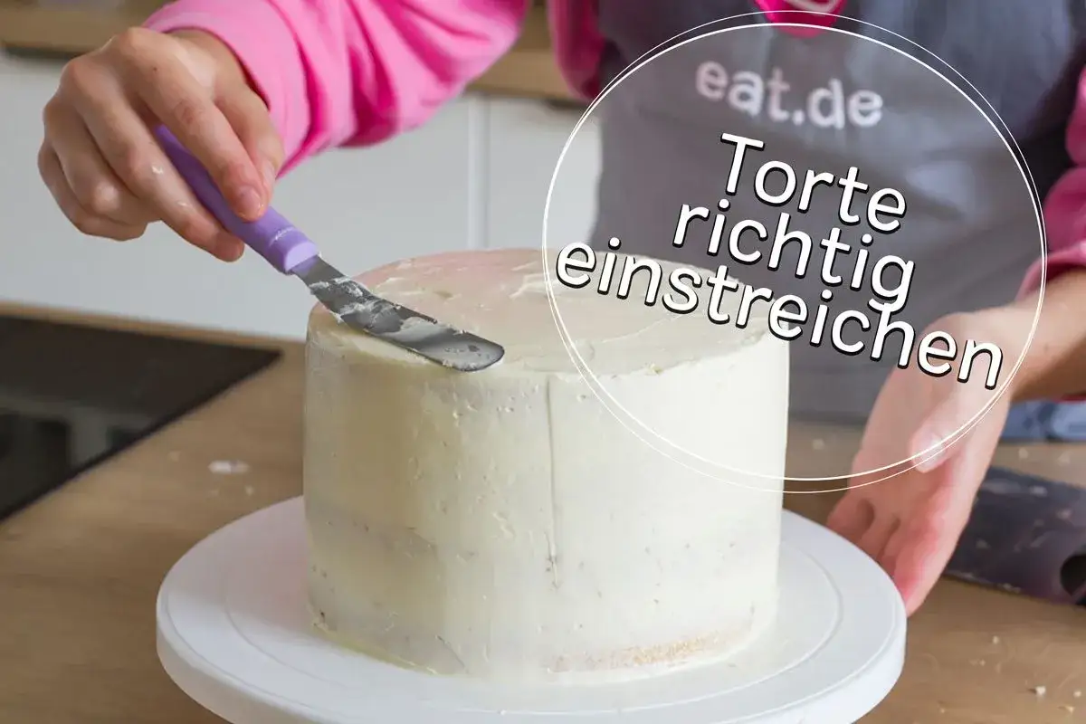 Torte mit Buttercreme ohne Pudding perfekt glatt streichen. Ein tolles Rezept f&uuml;r Anf&auml;nger!