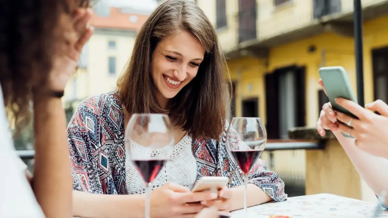 Person sucht auf Smartphone nach Restaurant in der N&auml;he