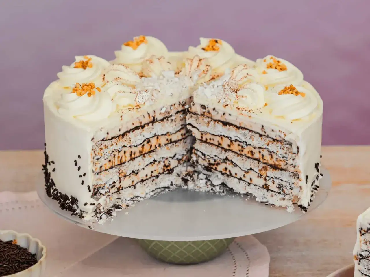 Schicht für Schicht ein Traum: Diese Torte mit vielen dünnen Böden und cremiger Füllung ist ein Highlight für alle Torten Rezepte Liebhaber.