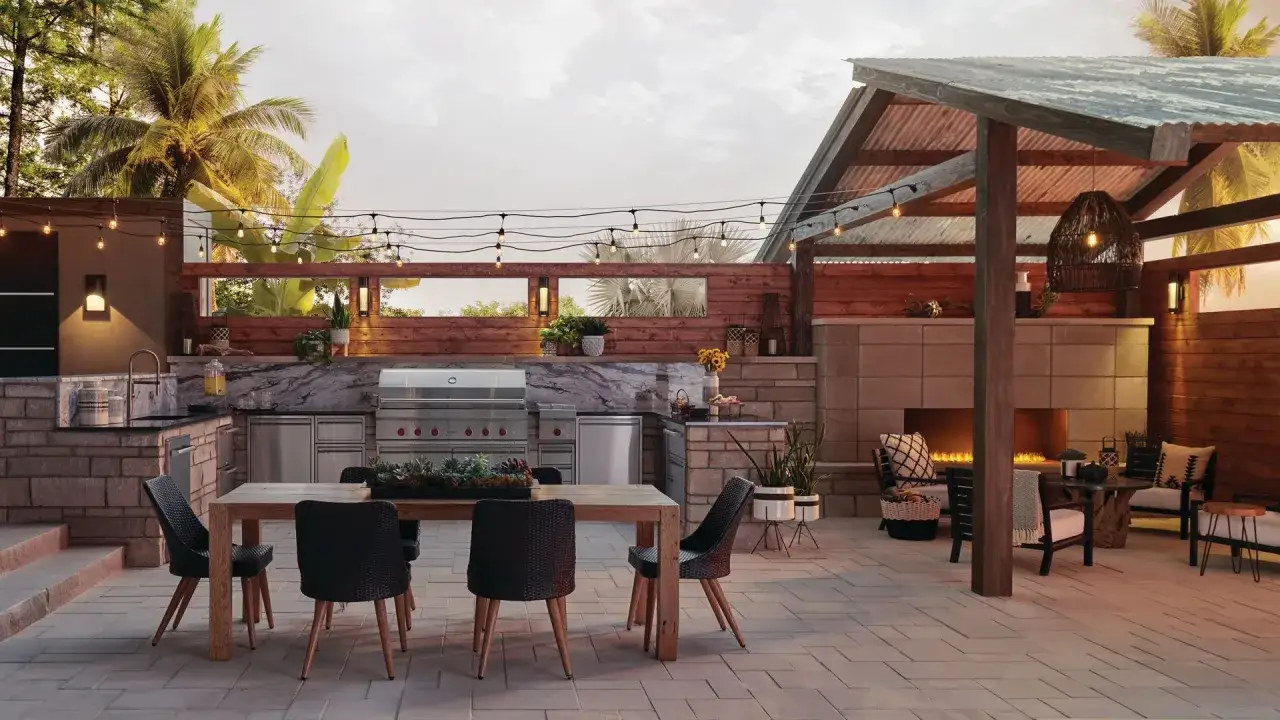 Elegantes patios con barbacoa, cocina exterior completa, chimenea y zona de comedor bajo luces c&aacute;lidas.