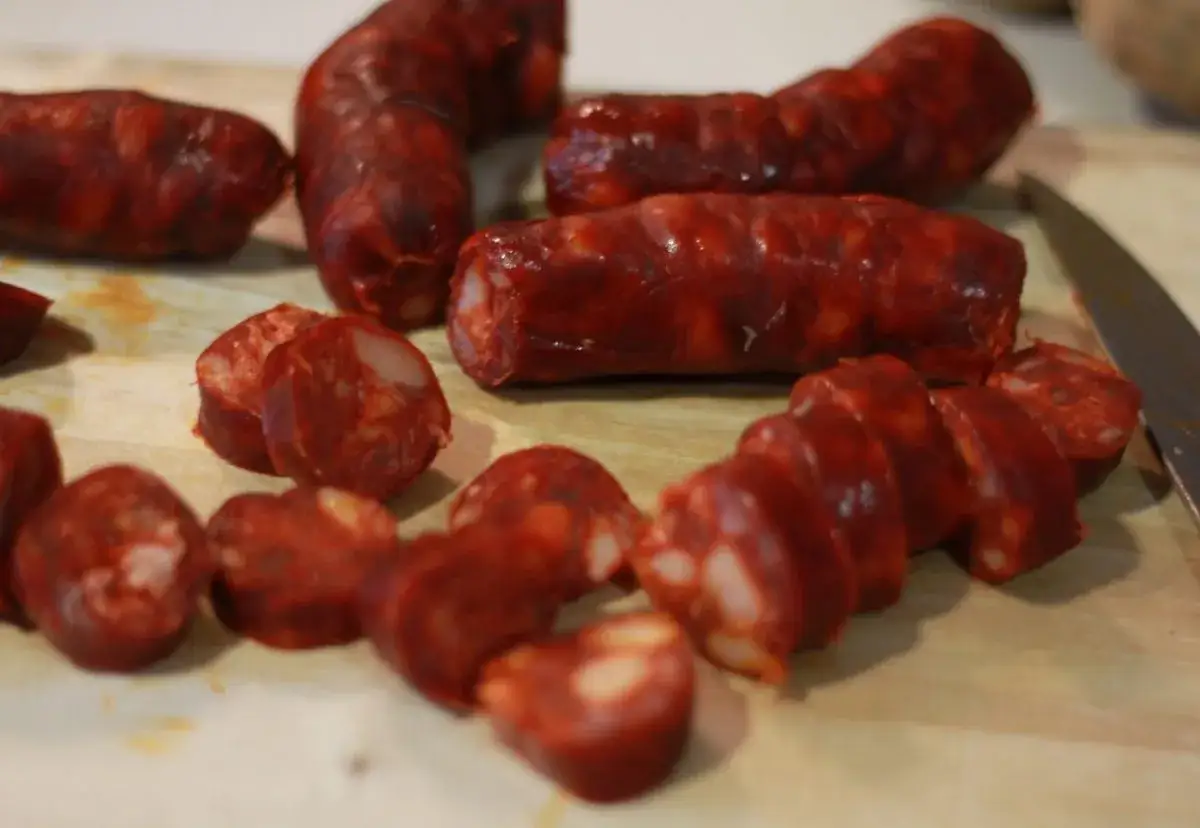 Chorizo cortado en rodajas, listo para unas deliciosas patatas a la riojana al estilo Arguiñano.