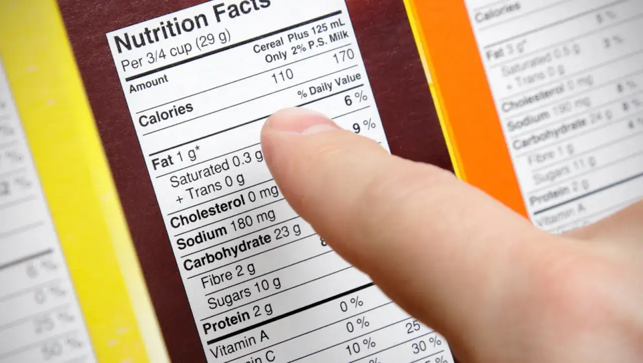 Dito si vedono le etichette nutrizionali, utili per capire quali sono i cibi processati e il loro contenuto calorico.